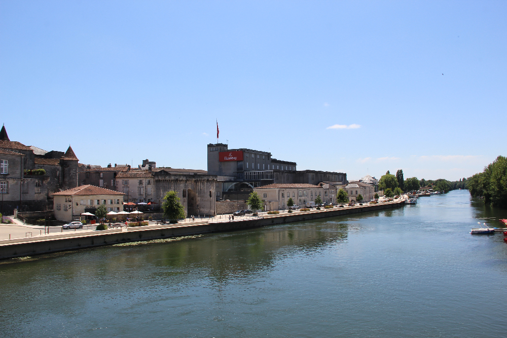 Fluss-Cognac Promenade-in-Cognac