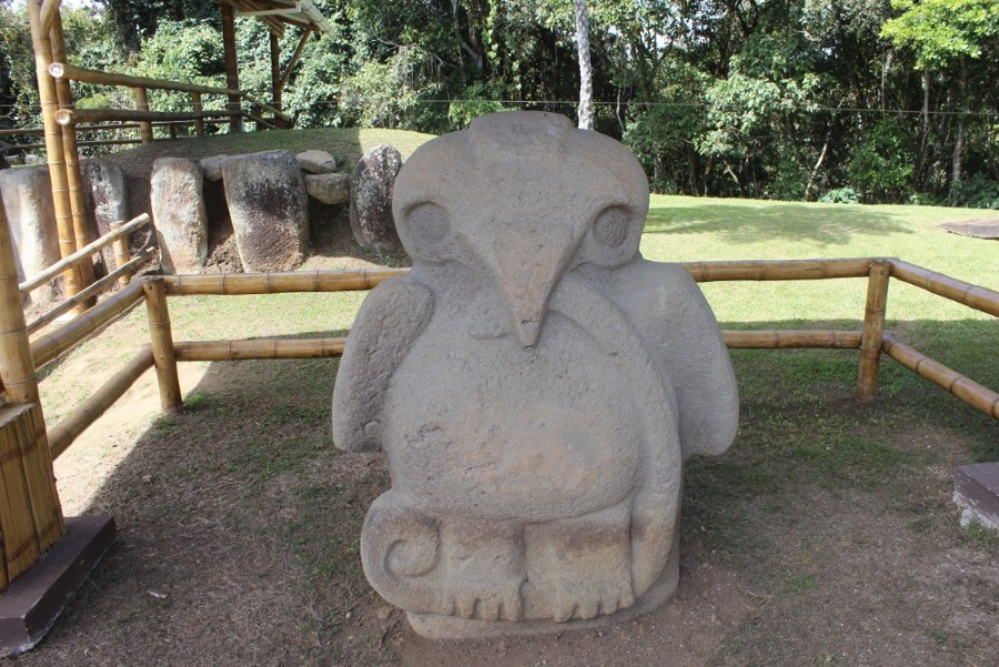 Indigene Statue Stein Vogel