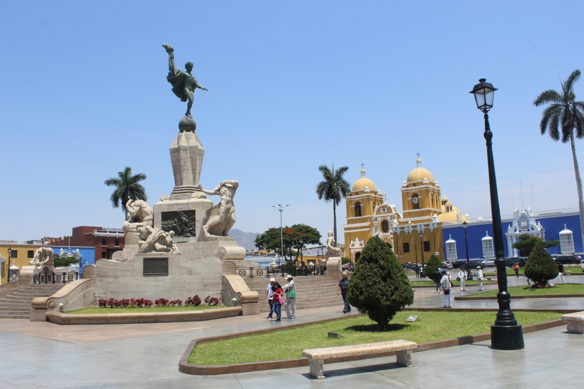 Trujillo Großstadt Hauptplatz Plaza de Armas Grünflächen Kirche