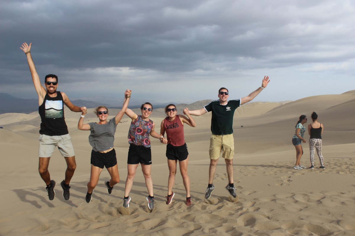 Huaccachina Ica Peru Südamerika Wüste Sand  Aussicht Reisegruppe