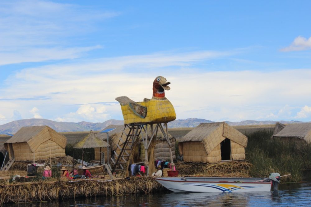 Puno Titicacasee Peru Südamerika Schilfinseln Alltag Häuser Dorf Gemeinschaft