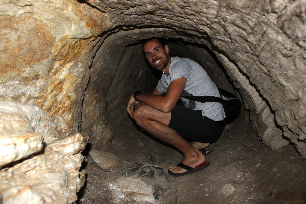 Jakob_im_Tunnel Tunnel zu einer Höhle