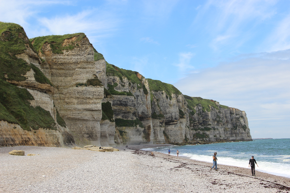 Strand-vor-Klippen Klippen am Meer